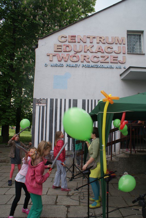 Konkursy taneczne dla dzieci prowadzenie p. Iwonka z Rady Rodziców.